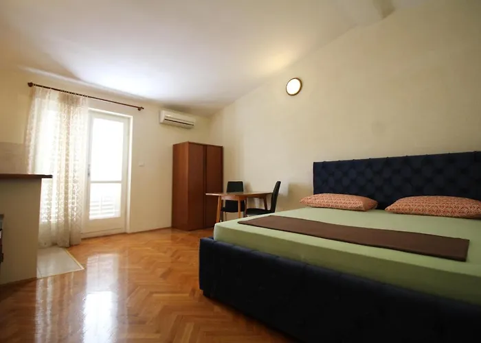 Centre & Free Private Parking Makarska