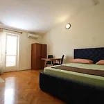 Centre & Free Private Parking Makarska