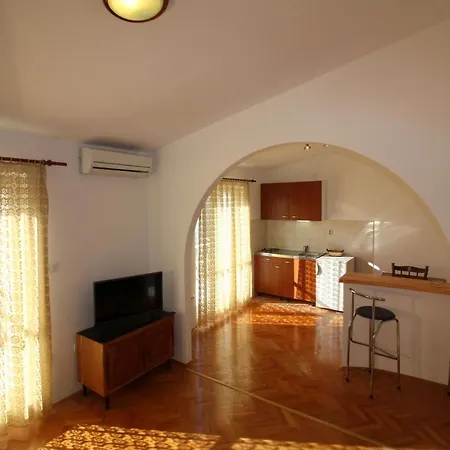 Centre & Free Private Parking Apartment Makarska