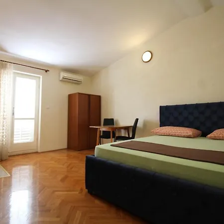 Centre & Free Private Parking Makarska